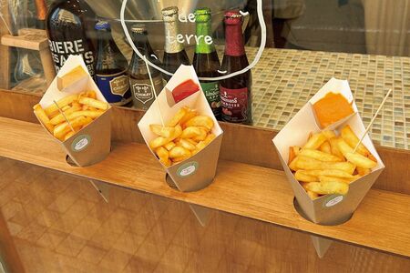 フリッツS・400円～。天気がいい日は店外のカウンターで食べるのも楽しい