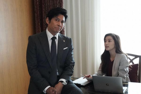 優秀だけど、裁判に勝つためなら手段を選ばない甲斐　(c)フジテレビ