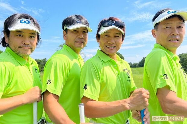 友人とおそろいのウェアでゴルフを楽しむことも（本人提供）
