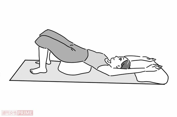 腹部・側面伸ばしのポーズ（イラスト／赤松かおり）