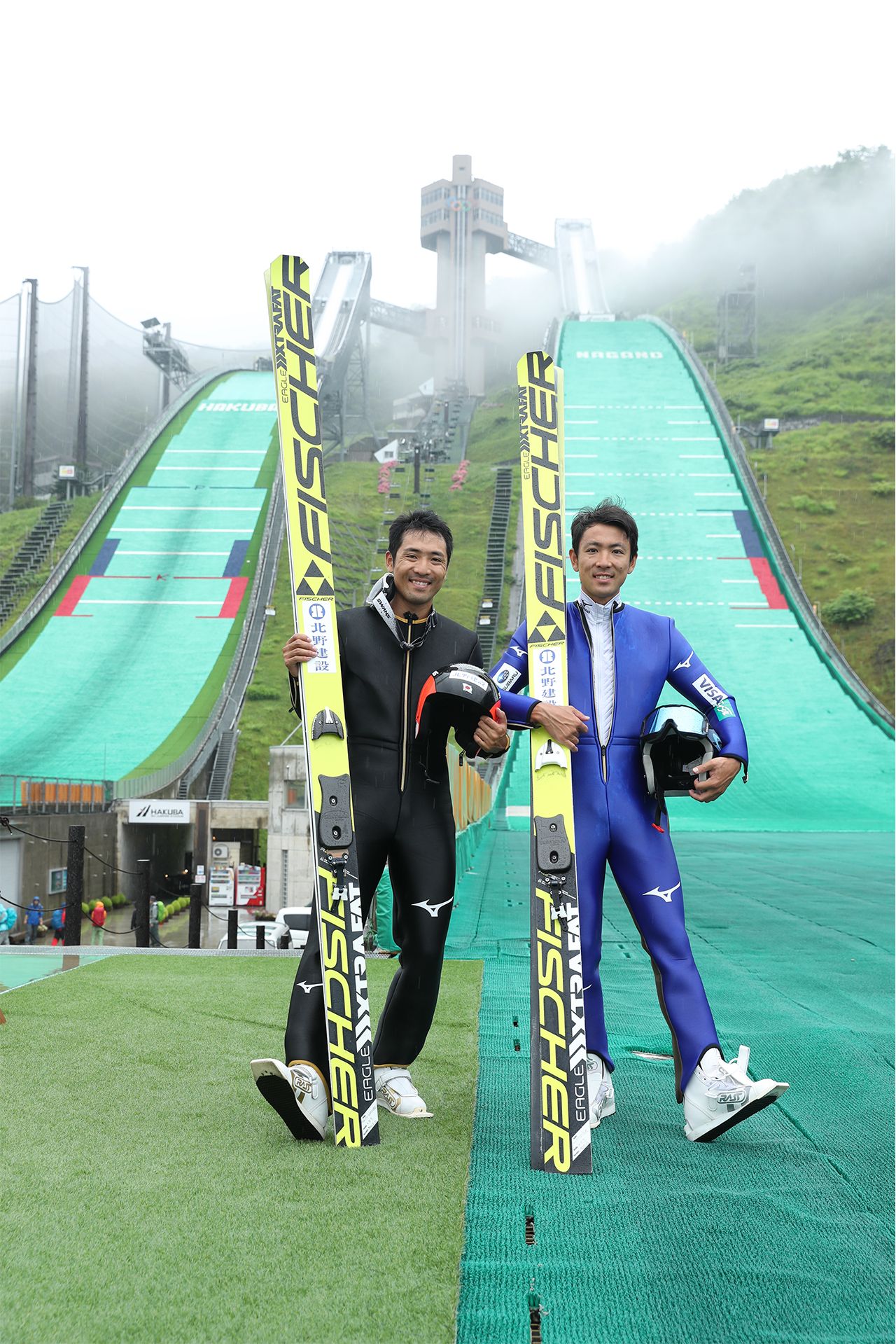 3つ年下の弟・善斗さんとともにジャンプ台前で