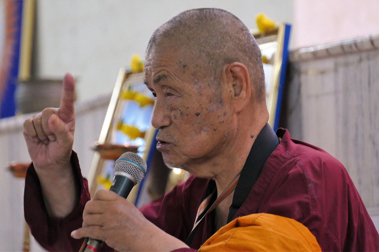 ナグプール近郊の寺を回り説法する佐々井さん。帰りがけ、大勢の信者が佐々井さんを外まで見送り別れを惜しんだ　撮影／白石あづさ