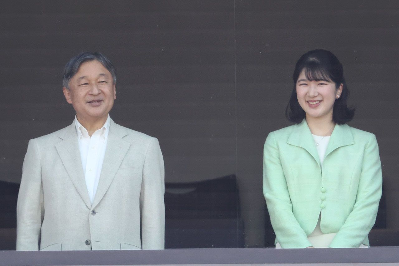5月31日、早慶戦の観戦に足を運ばれた天皇陛下と愛子さま。愛子さまの襟のデザインが一瞬スポーティーな服装にも見えるとの声も