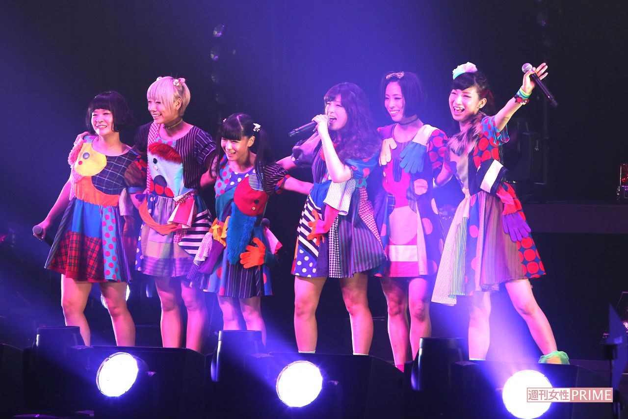 神奈川・横浜アリーナにて解散ライブ「BiSなりの武道館」を開催したBiS（'14年）