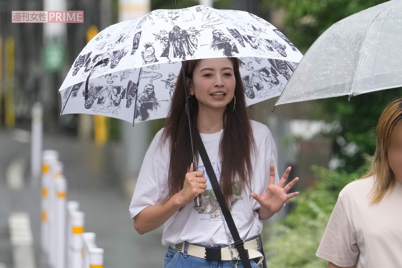 2023年8月、大雨の中で外出する片瀬那奈。手には『スターウォーズ』の傘が