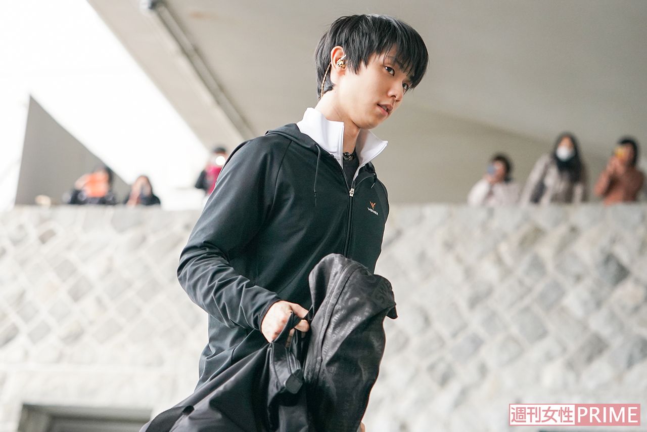 音楽を聴き会場入り。ジャージの襟をピンと立ててりりしく！　撮影／坂本清