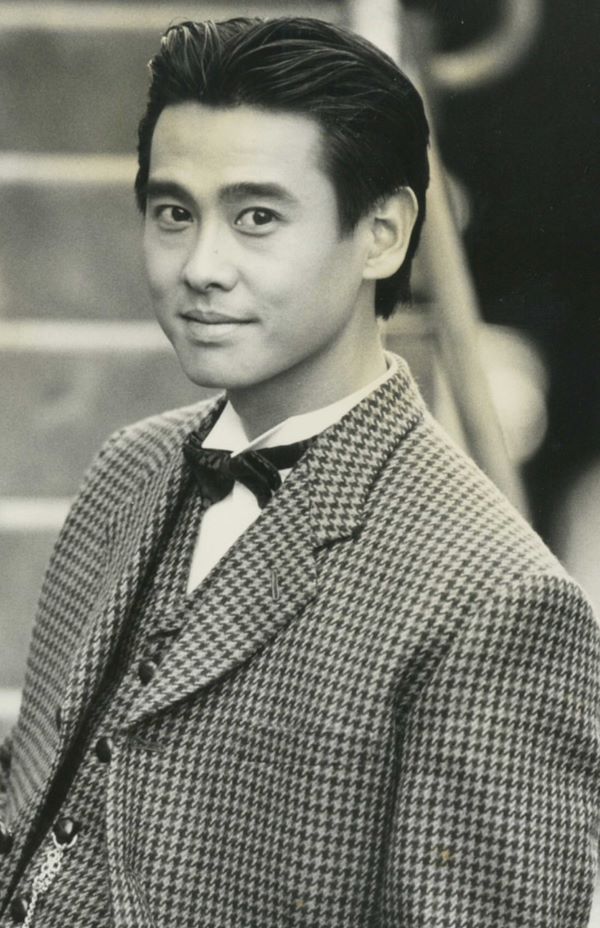 野村宏伸は2万3000人の中から選ばれデビュー。1980年代のころはアイドル的な人気で写真集や歌も出していた