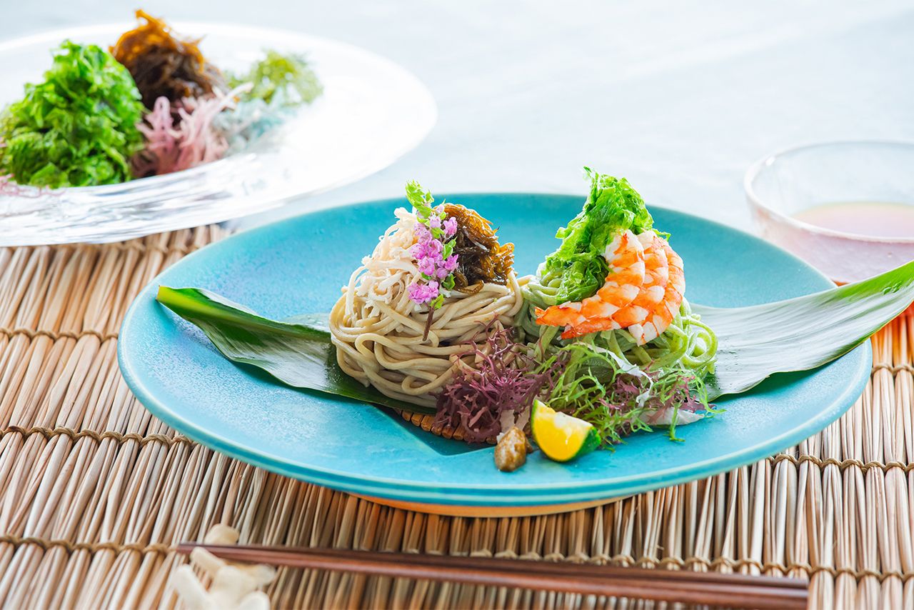 3泊4日のウェルネスプログラムも。『麺打ちで作るもずく麺とアーサー麺』など五感を刺激する食事が提供される