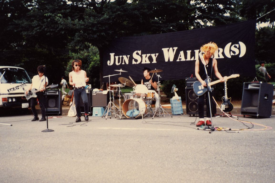 メジャーデビュー前、ホコ天での演奏風景。人だかりがひときわ目立った