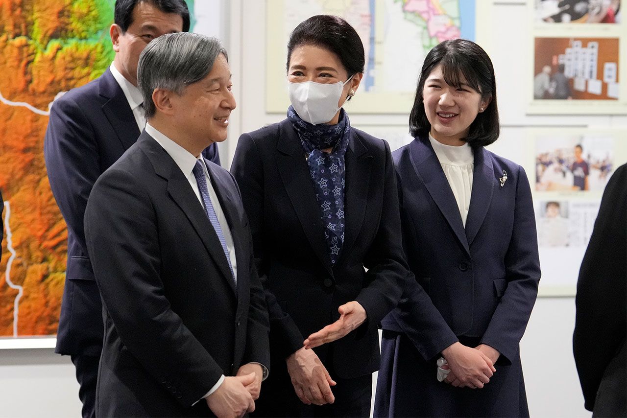 天皇陛下、雅子さま、愛子さまのご一家は2日間で計6人と懇談された。震災が起きた当時の状況や復興途中にある現状に耳を傾けられた