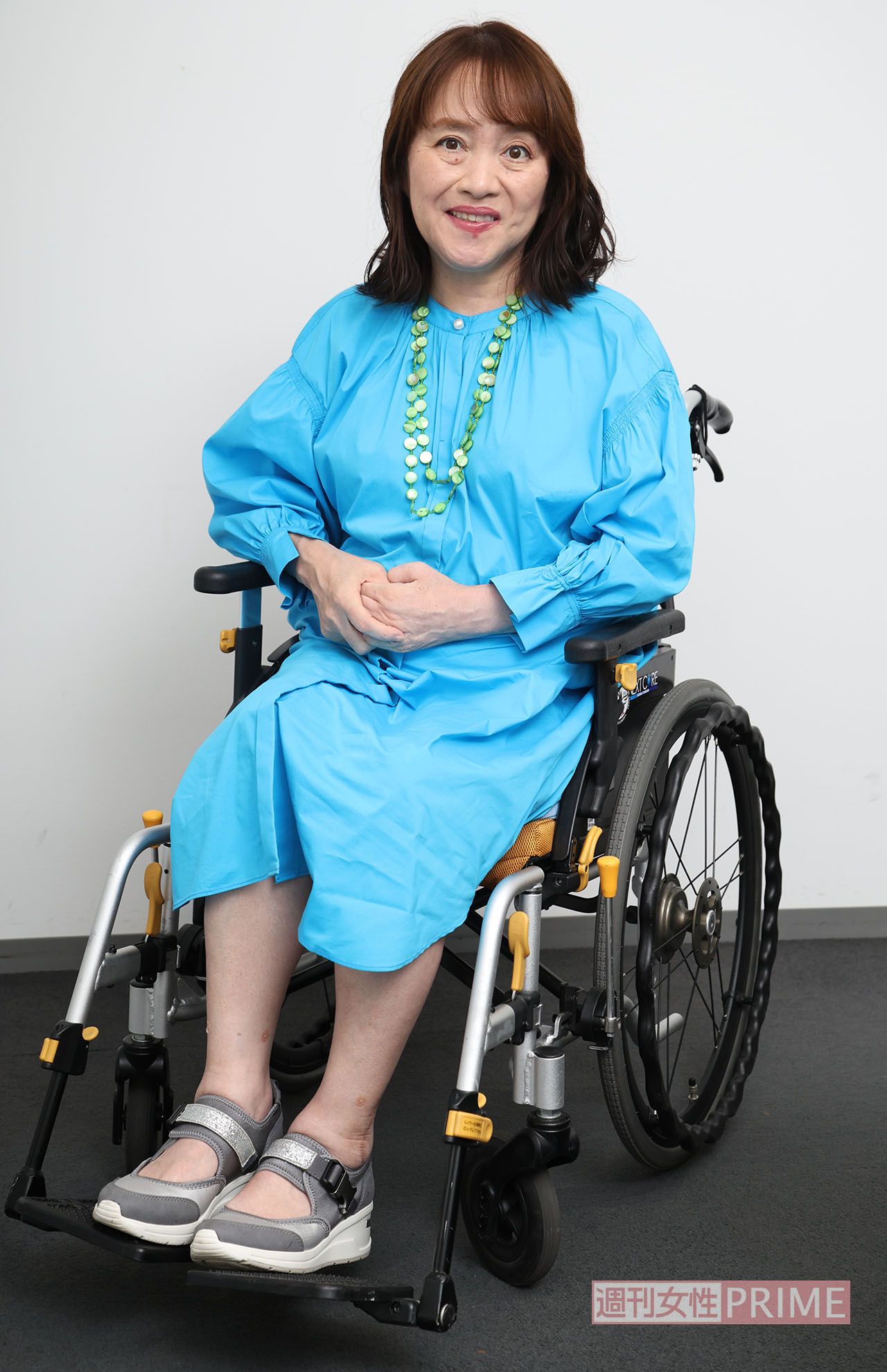 まだ車イスは手放せないが、少しずつ自分の足で歩くこともできるようになっているという　撮影／近藤陽介