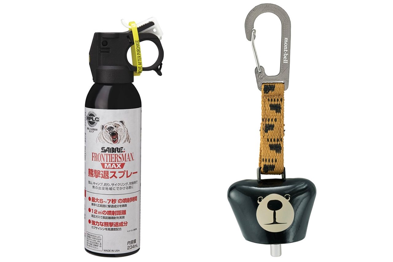 （写真右から）クマ撃退用のスプレーとクマ鈴で自分の命を守る対策を