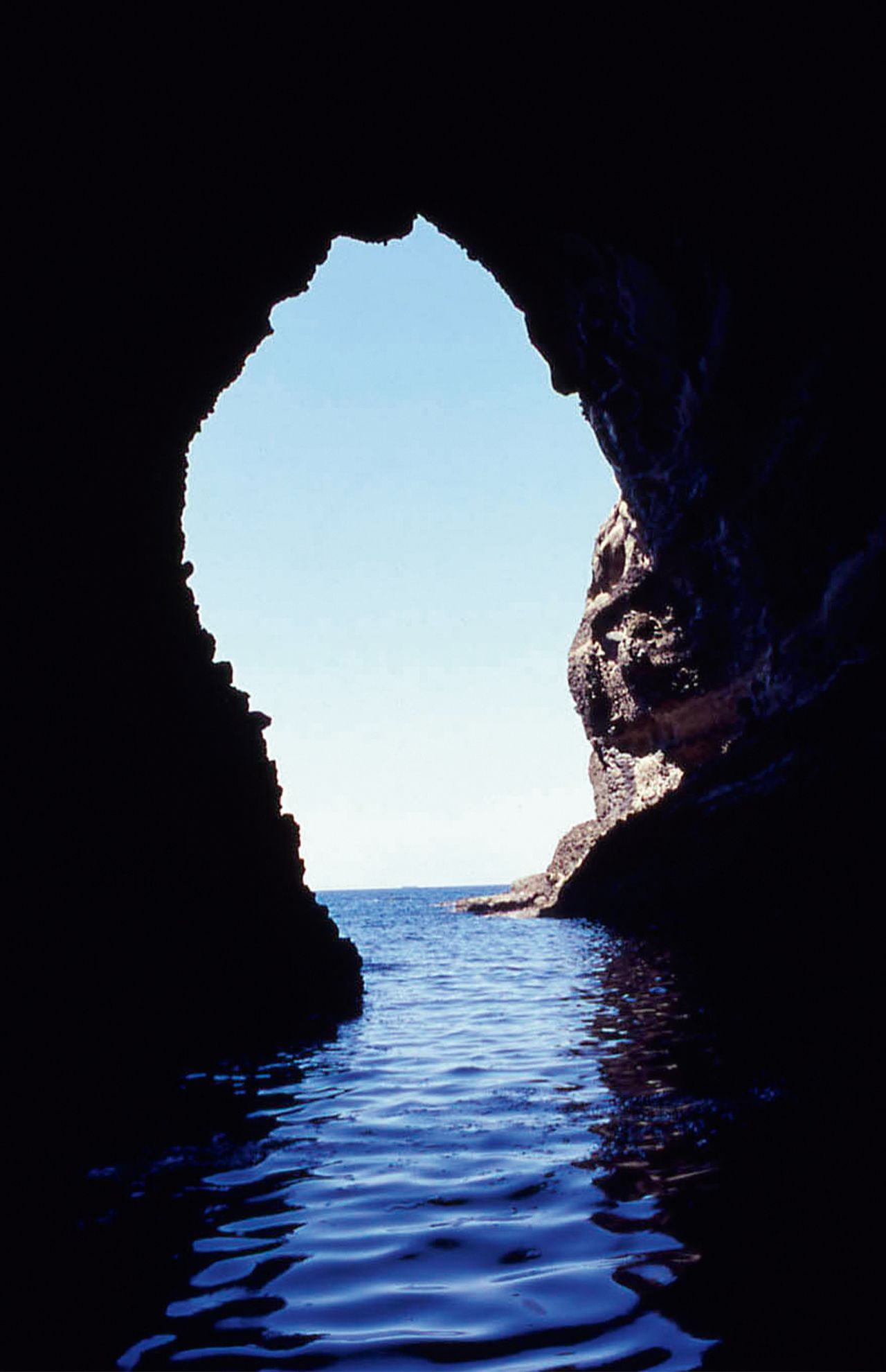 加賀（かか）の潜戸（くけど）