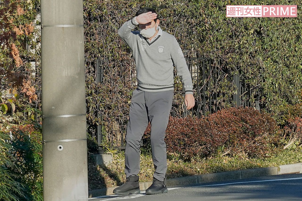 1月中旬、転居先の自宅近辺を散歩する石田純一