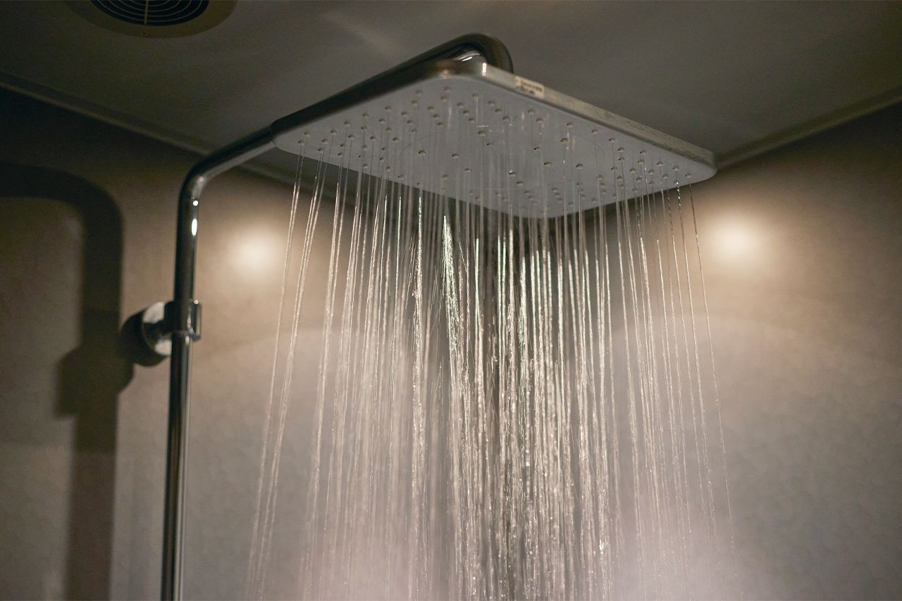 バスルームに設置された「レインシャワー」。雨のようにやわらかい水滴が全身を包み込む