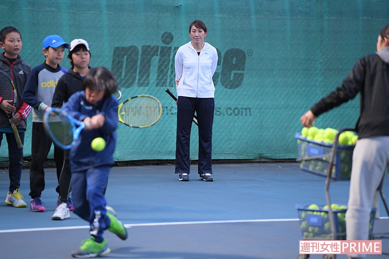 『パーム・インターナショナル・スポーツ・クラブ』で生徒を指導する杉山さん。成長のポイントを見極めアドバイスする