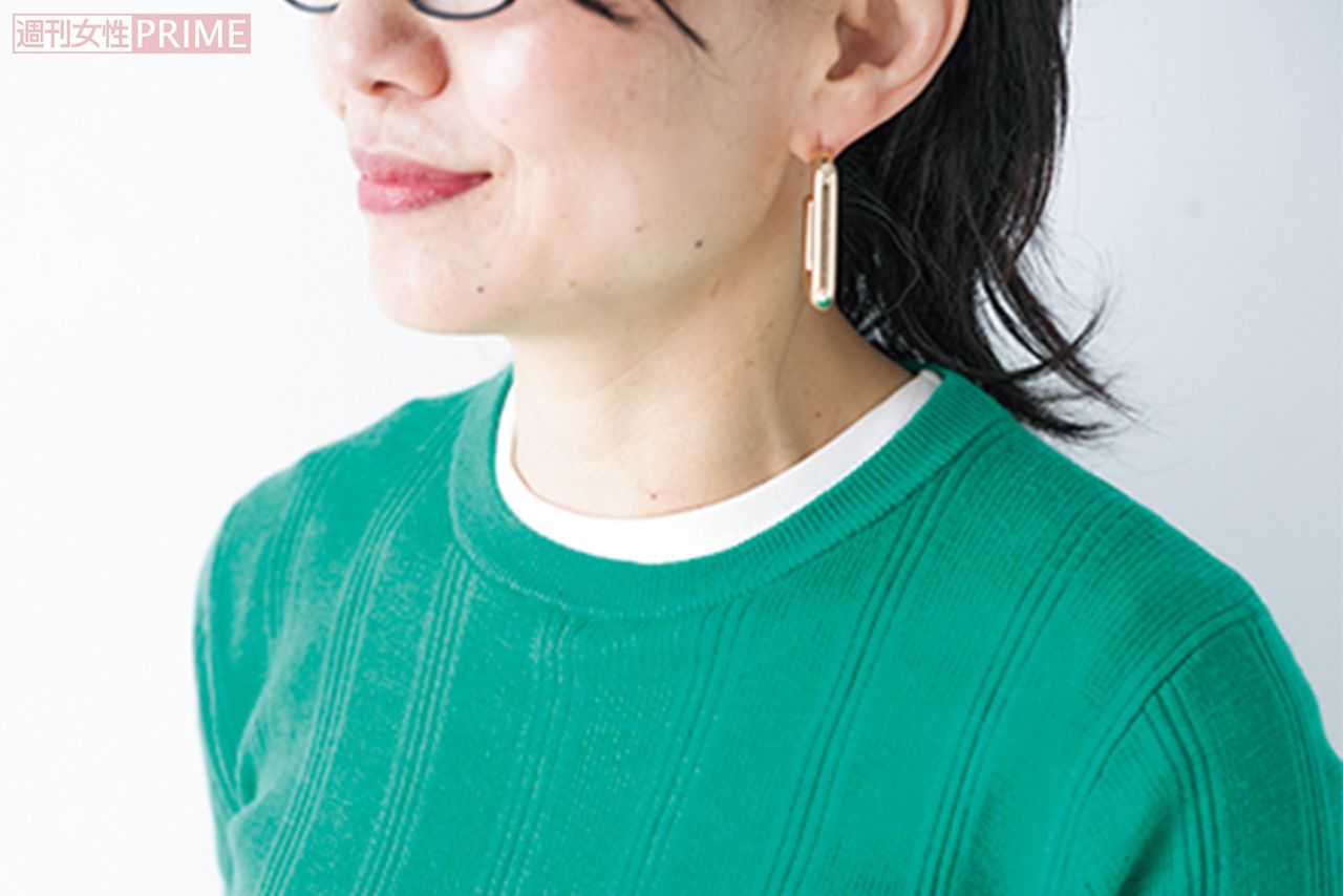 POINT1「首元のチラ見せは数mm～1cm程度が好バランス。ネックラインによっては無理に引き出さず、自然に見える程度でも」