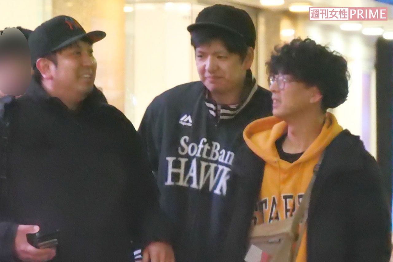 歌舞伎町を談笑しながら歩く『レインボー』のジャンボたかおと『からし蓮根』伊織と『たくろう』の木村バンド