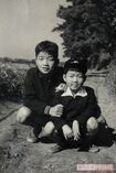 椎名さん(左)と弟。幼いころは優等生だったと著書で明かしている