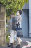 2歳の長男を抱きかかえながら歩く前田敦子。園に預けた後、保育士や園児たちに会釈も
