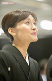 2018年8月、宮崎謙介氏の生前葬で手を合わせる金子恵美氏