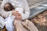 《子育て論争》カフェの“ケープ授乳”巡る議論勃発！「ほんとに気持ち悪い」「居…