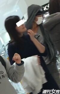 “やりすぎ変装”大沢たかお、20代美女との銀座デート発見