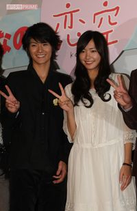 '07年に携帯小説が映画化され社会現象にもなった『恋空』の舞台挨拶に登壇した春馬さん（左）と新垣結衣（右）