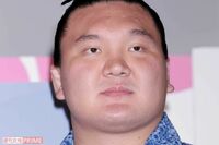 元横綱・白鵬の退職会見「話が入ってこない」衝撃の“クッキリ眉毛”に「植えた？描いた？」ツッコミ殺到