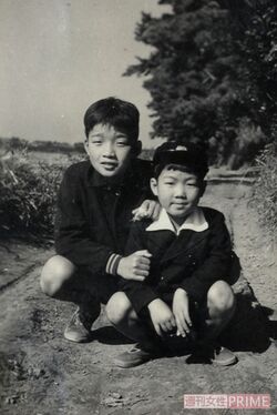 椎名さん（左）と弟。幼いころは優等生だったと著書で明かしている