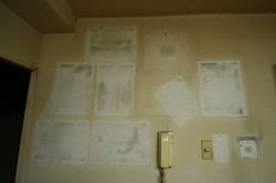 タバコのヤニで汚れた壁