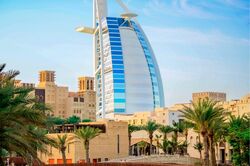 ドバイで「花火みたい！」と発信するインフルエンサーの裏側…本音を言えないワケは『政府監視』と『高額罰金』、SNS規制の厳しい現実