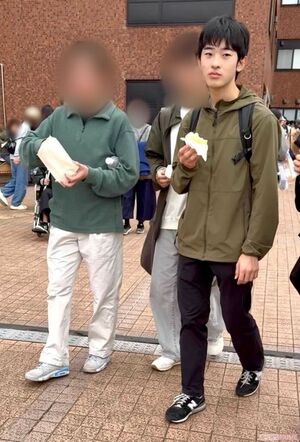 メロンパンを片手にご友人と学園祭を回られる悠仁さま（読者提供）