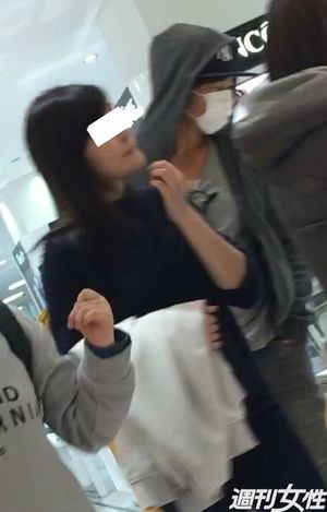 “やりすぎ変装”大沢たかお、20代美女との銀座デート発見