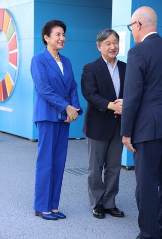 ロイヤルブルーのスーツに身を包まれた雅子さま