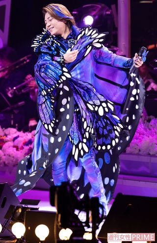 オープニングは花に囲まれ『それぞれの花のように』『天地人』　撮影／廣瀬靖士