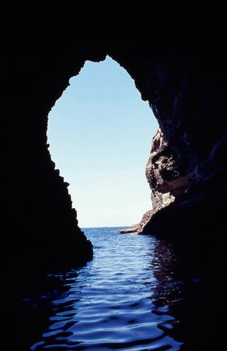 加賀（かか）の潜戸（くけど）