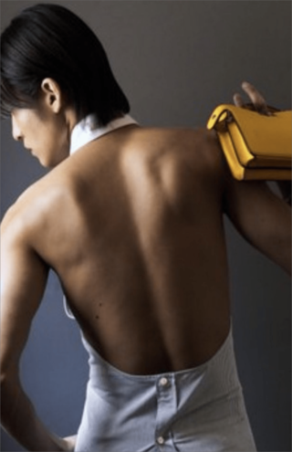 目黒蓮が着るのは肩から腰まで目黒の背中がざっくり開いた状態の衣装(Xより)