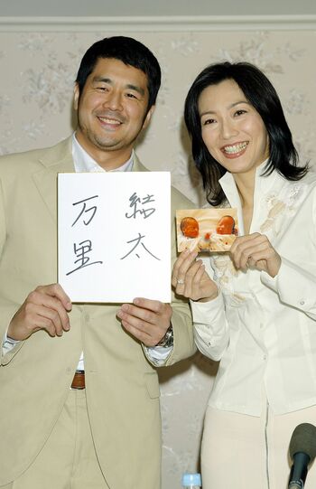 2003年11月、アメリカの代理母が双子の男児を出産し、2004年1月に会見を行った。子どもたちは現在19歳