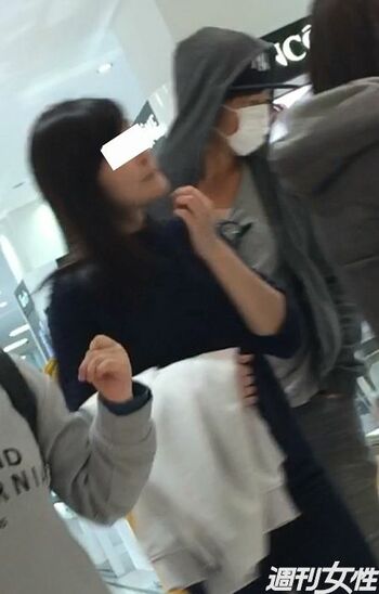 厳重な変装姿で20代美女との銀座デートを楽しむ大沢たかお