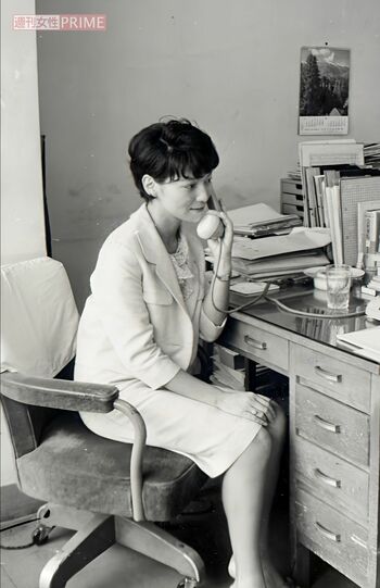 秘書として働いていたとき。6歳年下だった夫が、一目惚れして猛アタックしたという逸話も　写真／本人提供