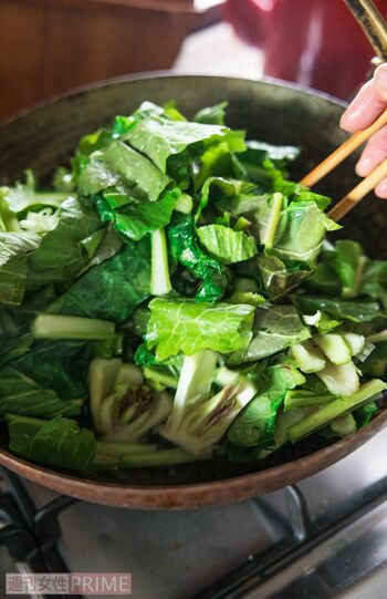 「野沢菜は油で炒めることでβ-カロテンの吸収がよくなり、うまみも加わります。小松菜やかき菜など、身近な青菜でもおいしく作れますよ」　撮影／竹内章雄