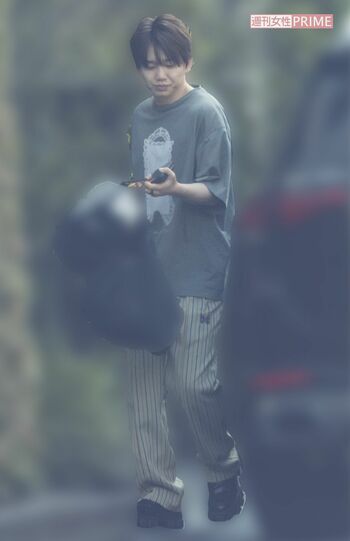 7月中旬、男児を車に乗せて運転席に向かう『Da-iCE』花村想太。7月下旬にもまったく同じ服装をしていた