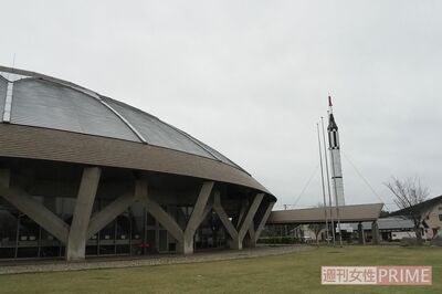 名誉館長を務める石川県羽咋市のコスモアイル羽咋は宇宙船のような外観