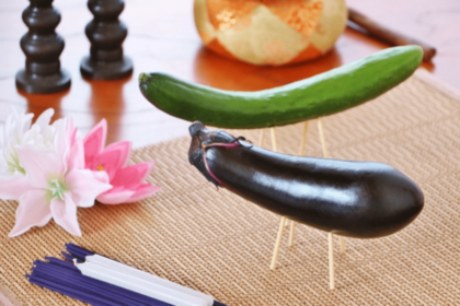 精霊牛。来るときは早く来てほしいので足の速いキュウリの馬で、帰りはゆっくり牛で♪　ただ、地域によって逆の場合もある。