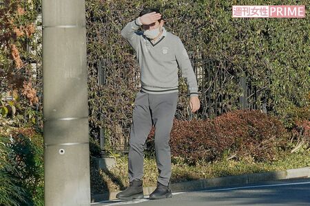 2022年1月中旬、転居先の自宅近辺を散歩する石田純一