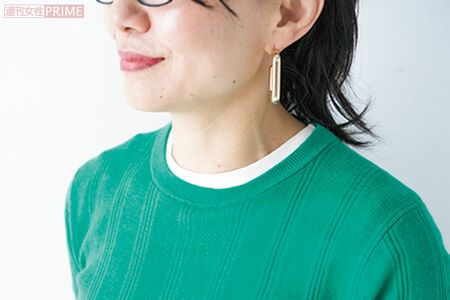 POINT1「首元のチラ見せは数mm～1cm程度が好バランス。ネックラインによっては無理に引き出さず、自然に見える程度でも」