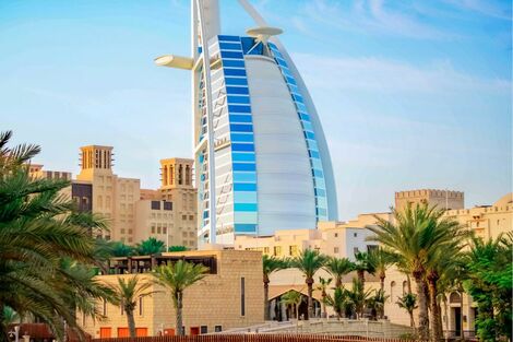 ドバイで「花火みたい！」と発信するインフルエンサーの裏側…本音を言えないワケは『政府監視』と『高額罰金』、SNS規制の厳しい現実