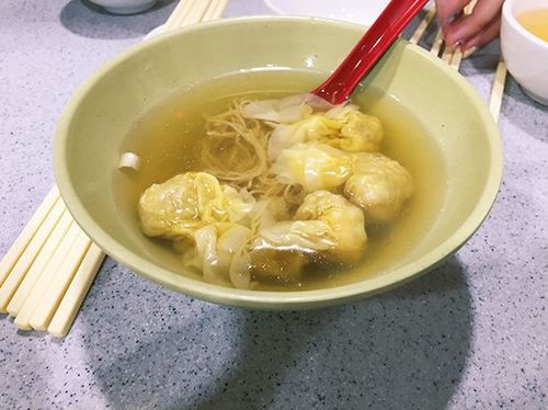 どの店に入ってもはずれがない路地の店には、香港から食べにくる人も多いとか