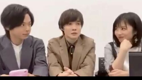 映画『屍人荘の殺人』のPR配信で見つめ合う中村倫也と浜辺美波。ふたりの不自然なアクションに双方のファンは“匂わせ”を疑って─（インスタグラムより）